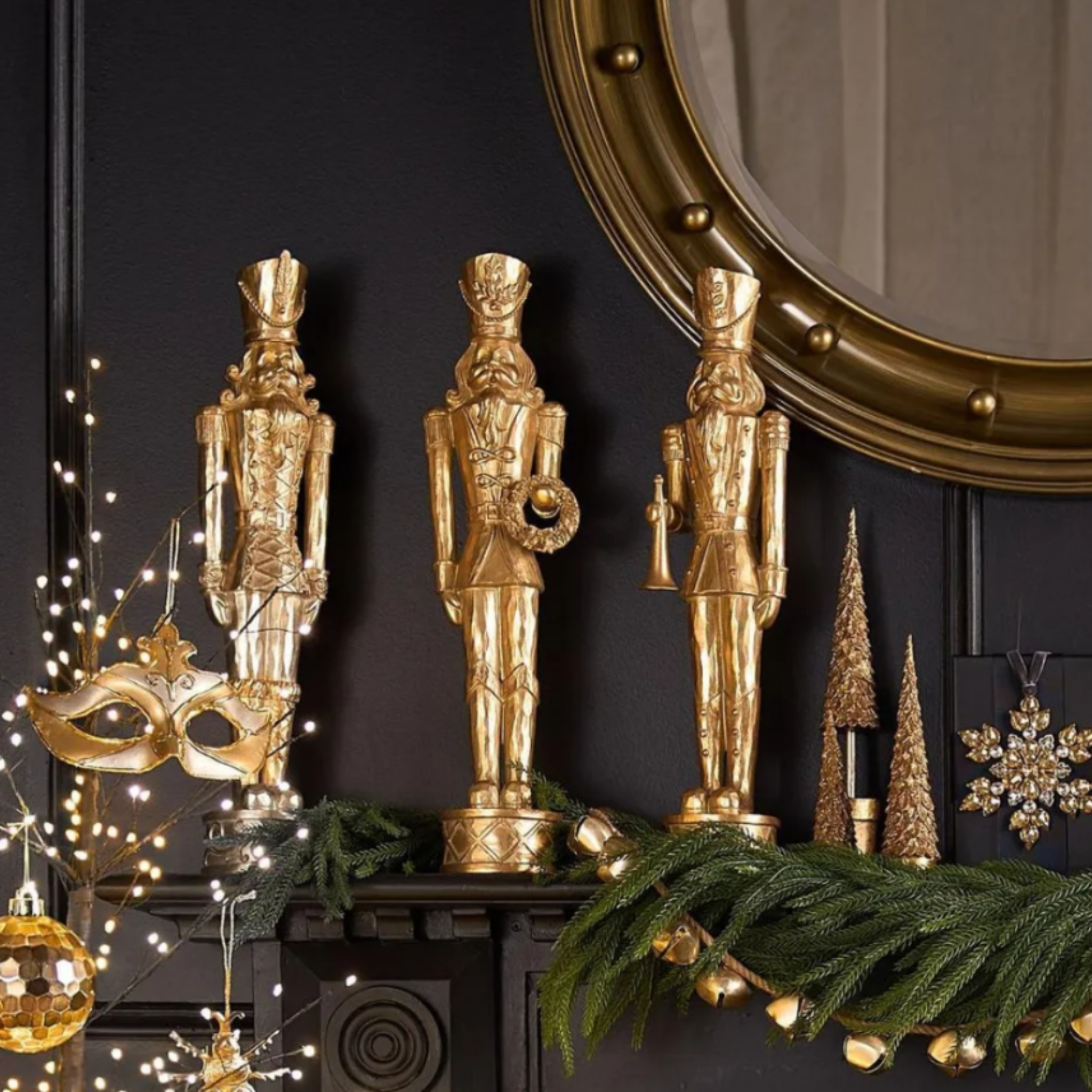 Royale Nutcracker Golden Statue