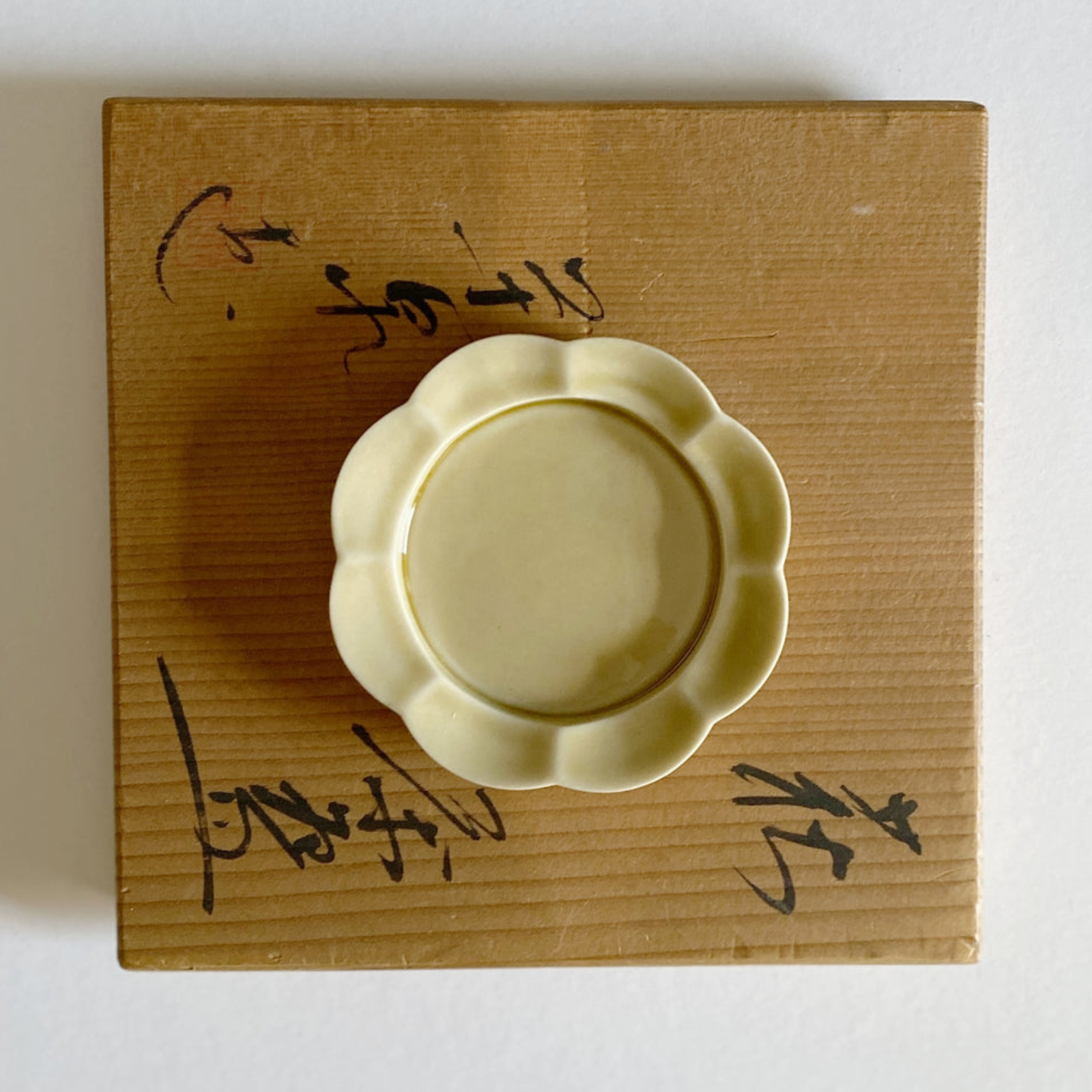 Hibi Seto Porcelain Flower Incense Dish