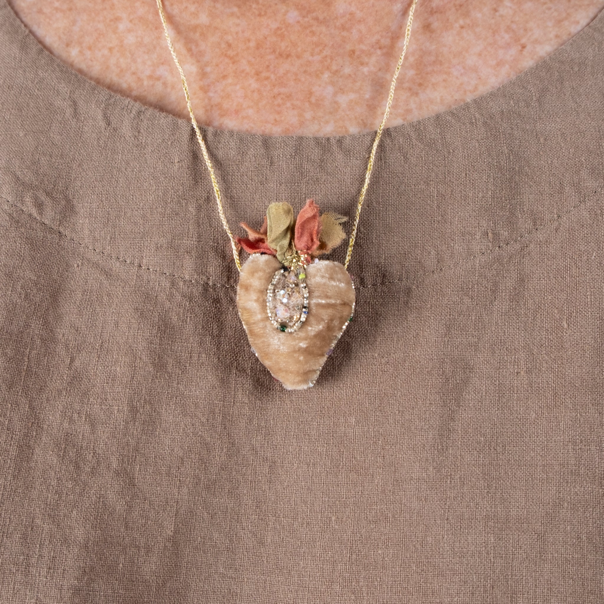 Antomoon Hand Embroidered Velvet Heart Necklace