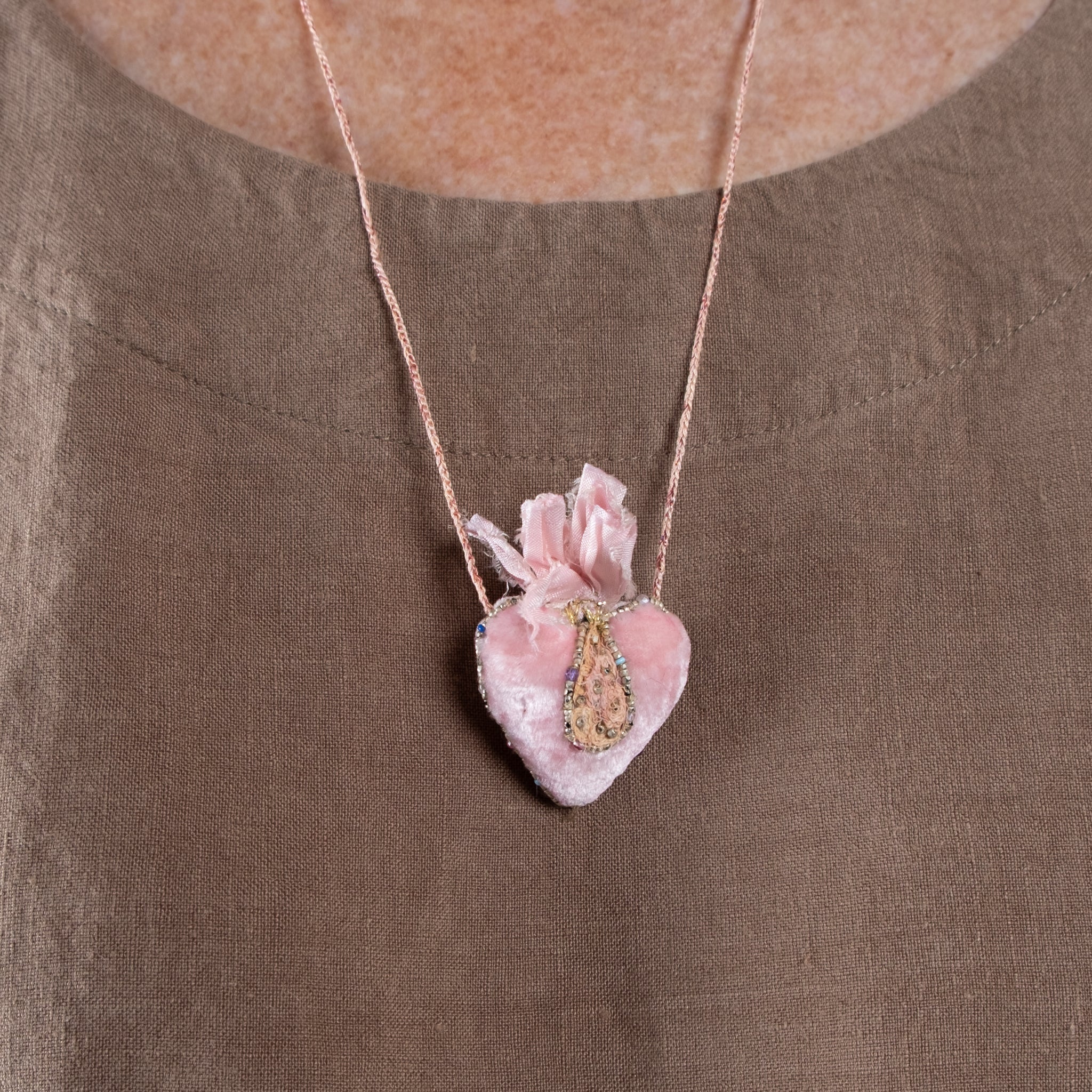 Antomoon Hand Embroidered Velvet Heart Necklace
