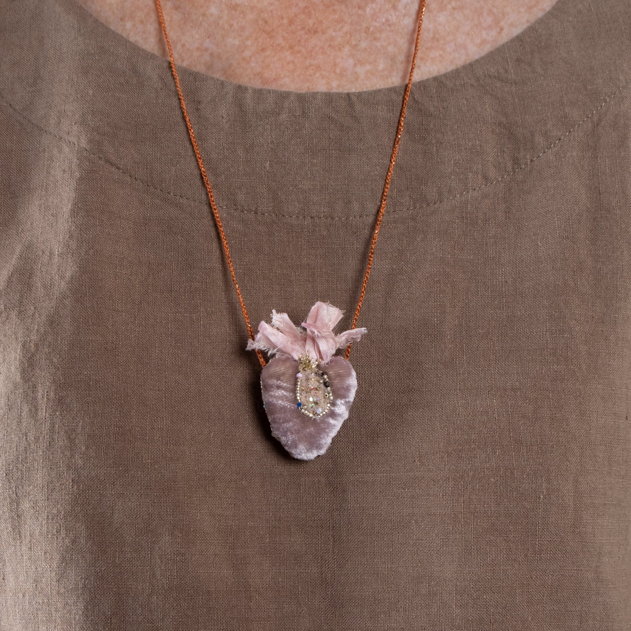 Antomoon Hand Embroidered Velvet Heart Necklace