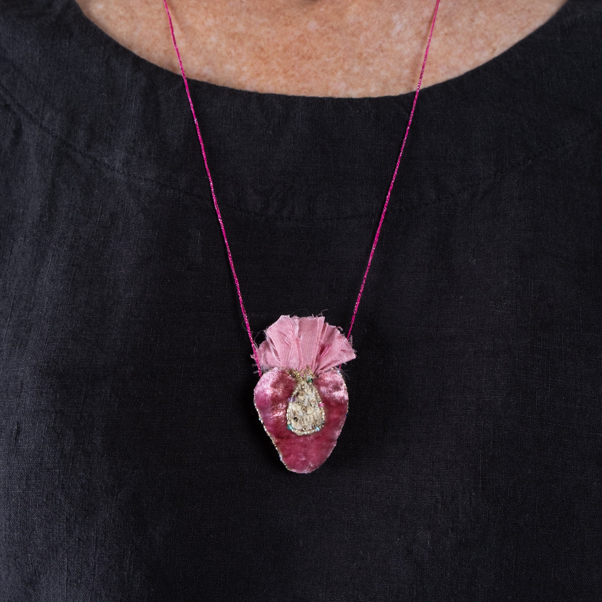 Antomoon Hand Embroidered Velvet Heart Necklace