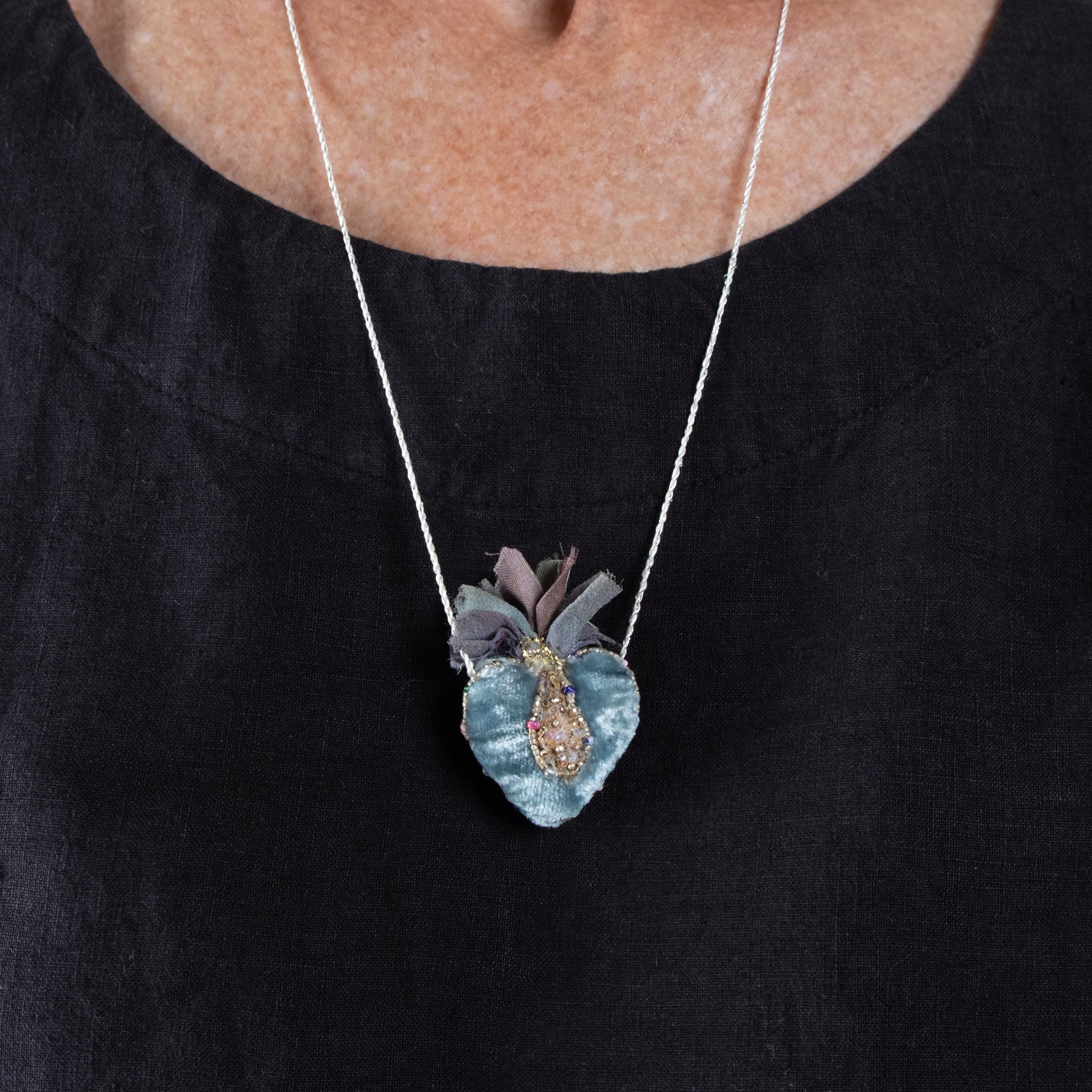 Antomoon Hand Embroidered Velvet Heart Necklace