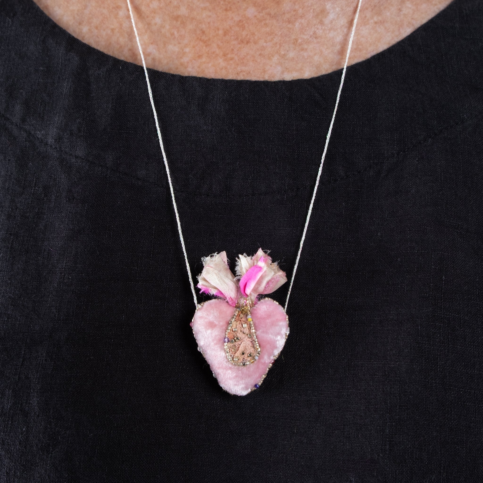 Antomoon Hand Embroidered Velvet Heart Necklace