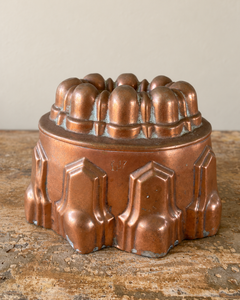 French late nineteenth-century copper jelly mould has a finely articulated oval form. Stepped Gothic arches encircle the body beneath a crown of eight rounded lobes.
