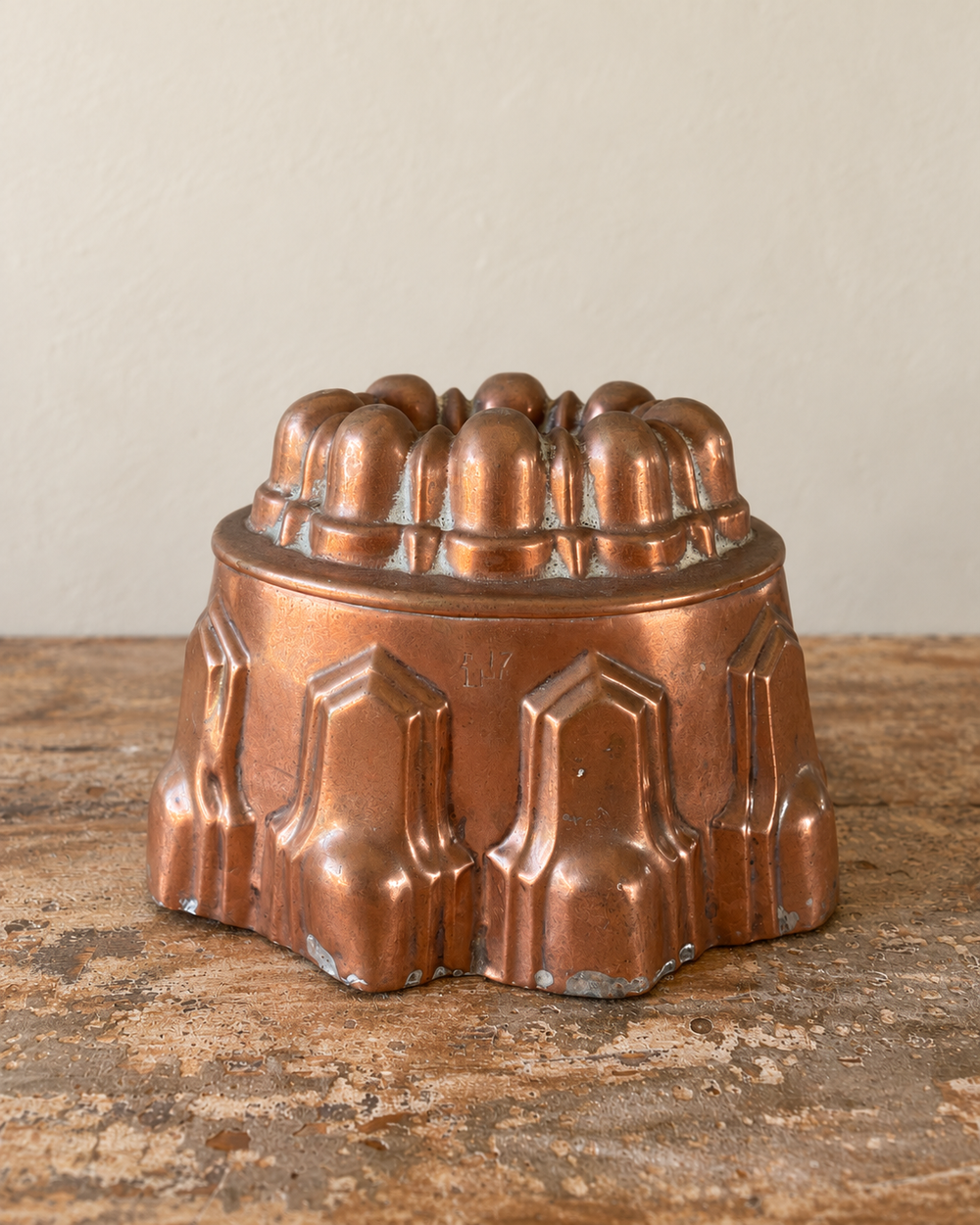 French late nineteenth-century copper jelly mould has a finely articulated oval form. Stepped Gothic arches encircle the body beneath a crown of eight rounded lobes.