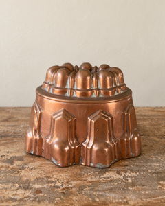 French late nineteenth-century copper jelly mould has a finely articulated oval form. Stepped Gothic arches encircle the body beneath a crown of eight rounded lobes.