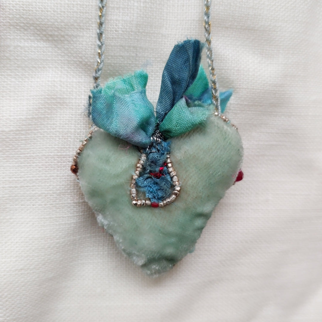 Antomoon Hand Embroidered Velvet Heart Necklace