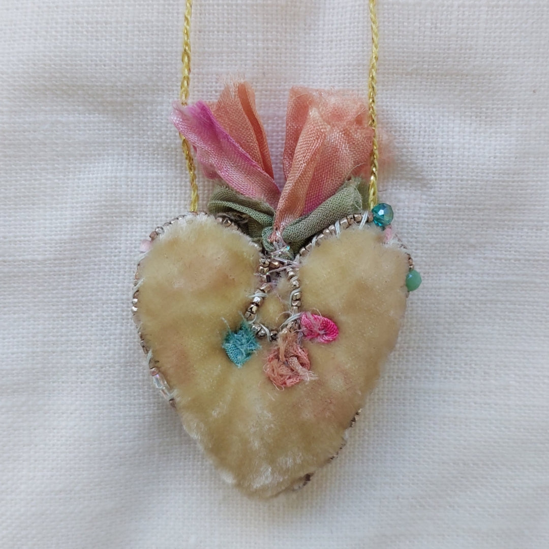 Antomoon Hand Embroidered Velvet Heart Necklace
